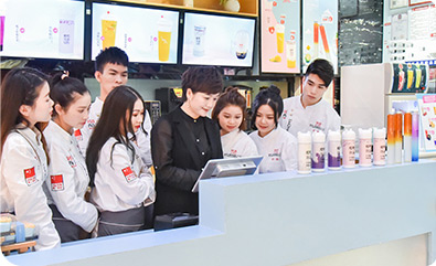 辛缇校长带领学员进店学